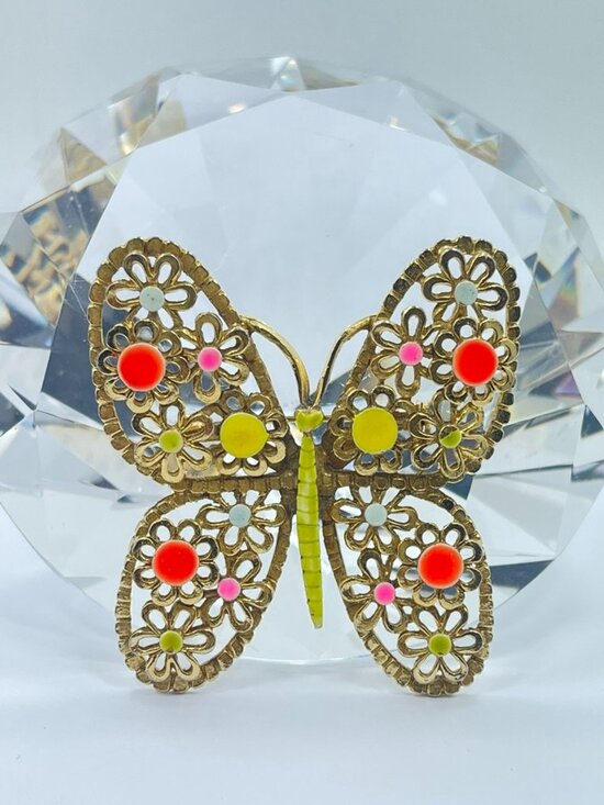 Art Co Jewelry - Signed ART Co Gold Tone and Enamel Butterfly Brooch With Floral Filigree Pattern